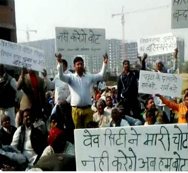गाजियाबाद में वेव सिटी के खिलाफ किसानों का प्रदर्शन, विधानसभा चुनाव में नहीं करेंगे मतदान