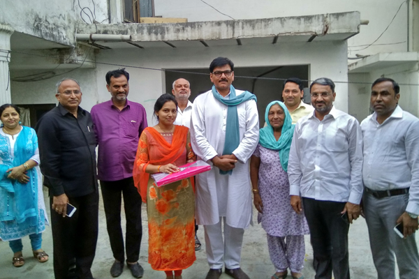 ग्रेटर नोएडा की पीसीएस जे परीक्षा पास युवतियों से मिले विधायक धीरेंद्र सिंह
