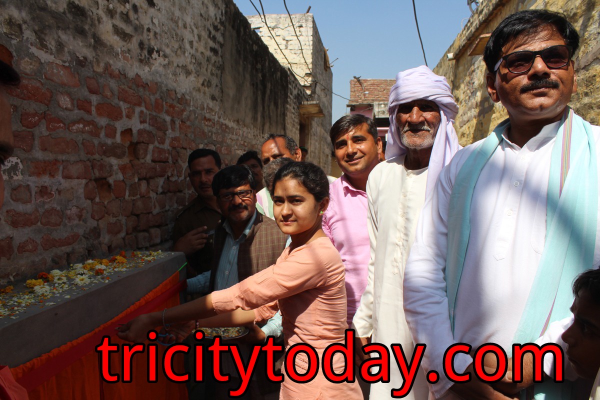 जेवर विधायक ने कन्याओं के हाथो से कराया विधायक निधि से होने वाले विकास कार्यों का शुभारम्भ