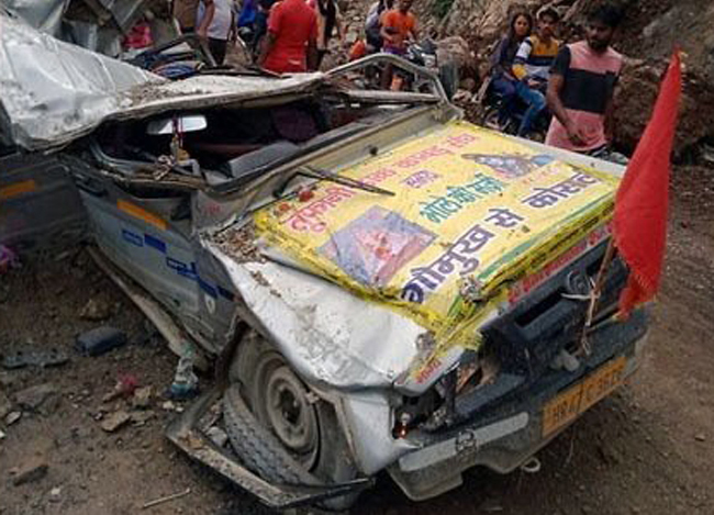 Video: उत्तराखंड में हरियाणा के कांवड़ियों की गाड़ी पर पत्थर गिरा, 4 की मौत और 8 बुरी तरह घायल