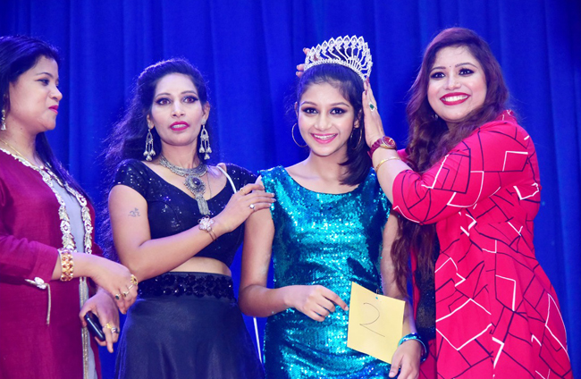 ग्रेटर नोएडा वेस्ट की इशिता शर्मा को मिस डीसेंट पर्सनेलिटी अवॉर्ड