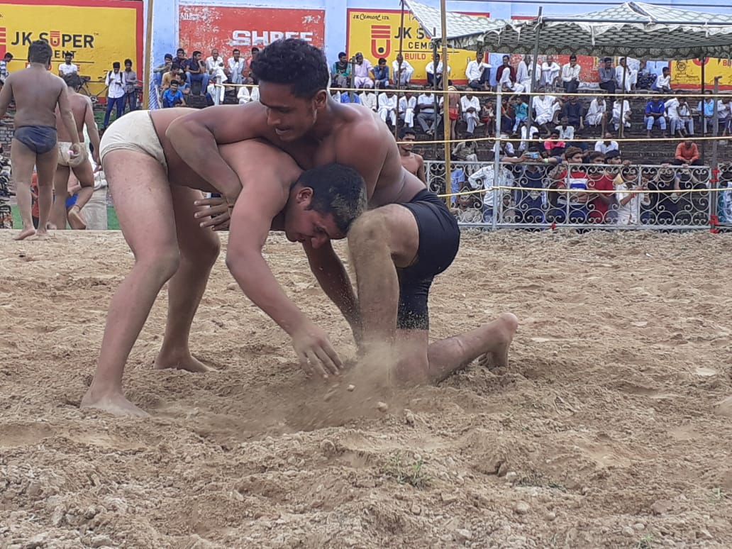 दनकौर के एंतिहासिक दंगल में पहलवान जोंटी ने सागर भाटी को किया चित