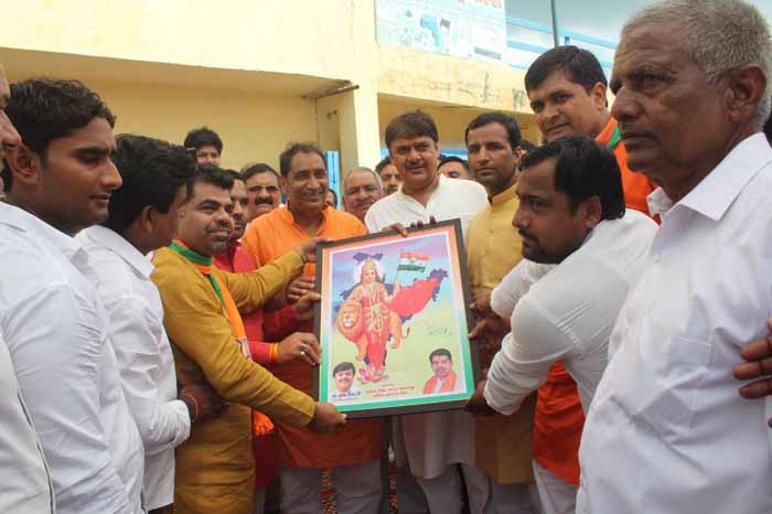 बसपा सुप्रीमो मायावती का पूरा गांव भाजपा सांसद का स्वागत करने उमड़ा