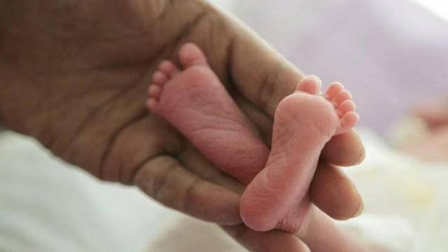 विचित्र घटना: अपनी समय से पहले जन्मी बेटी को दफनाने गया तो गड्ढे से घड़े में मिली बच्ची