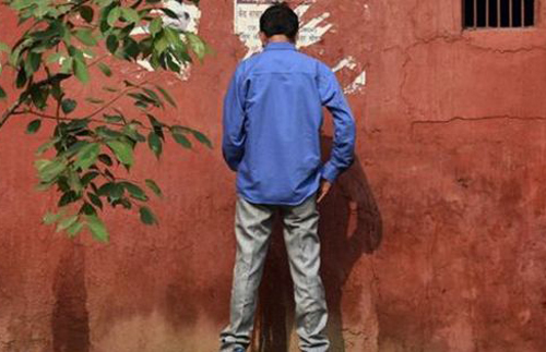 खुले में पेशाब करने पर सरकार ने अध्यापक से मांगा जवाब