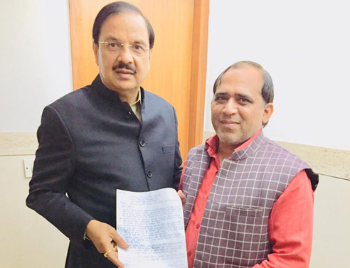 सांसद महेश शर्मा से की गांव को विकसित करने की मांग