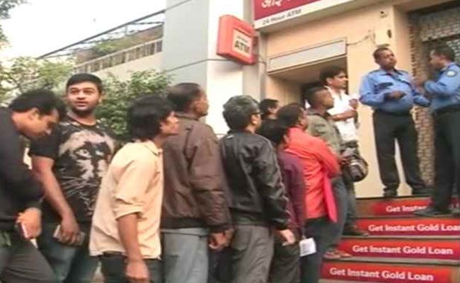 दो दिन से बंद पड़े एटीएम से कई जगह आज भी नहीं निकल रहा रुपया, गुस्से में लोग