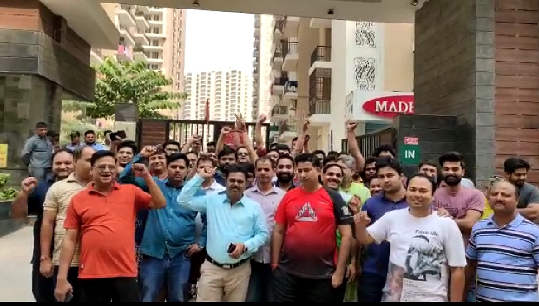 ग्रेटर नोएडा वेस्ट की प्रेस्टाइन एवेन्यू के निवासियों ने मेंटिनेंस चार्ज बढ़ाने के विरोध में किया प्रदर्शन