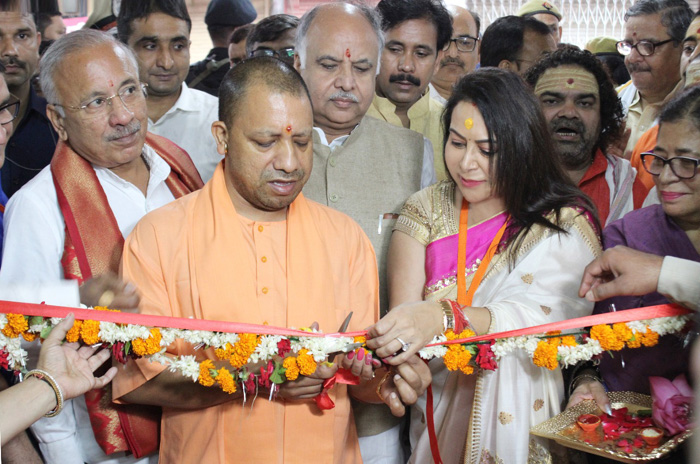 योगी आदित्यनाथ ने नीरा राडिया के अस्पताल का उद्घाटन किया, पहले फोटो ट्वीट हुए फिर डिलीट हुए