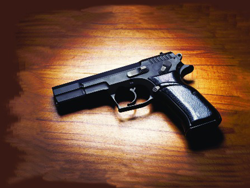 तंबाकू थूकने से मना किया तो, दरोगा ने सिपाही पर ही तान दी रिवॉल्वर