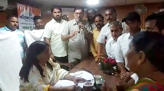 गाजियाबाद नगर नगम की बोर्ड बैठक का नगर आयुक्त ने किया बहिष्कार, नारेबाजी और हंगामा