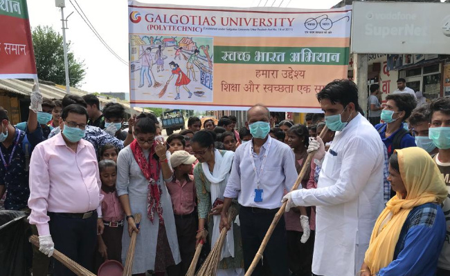 गलगोटिया यूनिवर्सिटी के छात्रों ने बादौली गांव में सफाई की