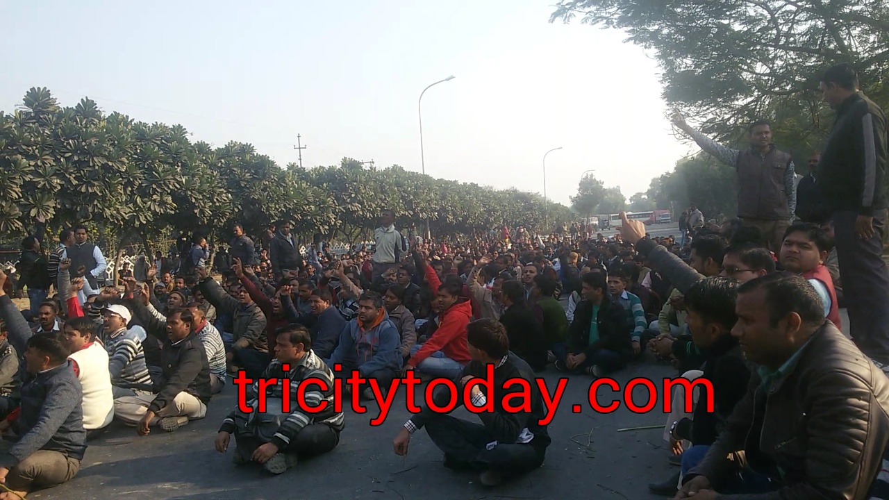 Greater Noida : चार महीने से वेतन नही मिलने पर मोज़र बेयर कम्पनी के कर्मचारी सड़क पर उतरे