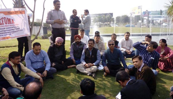 नेफोमा ने बिल्डरों के खिलाफ प्रदर्शन किया और सामने रखीं चार मांग