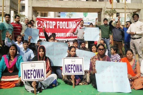 आम्रपाली, जेकेजी और अर्थ बिल्डर के खिलाफ प्रदर्शन, एफआईआर दर्ज करने की मांग