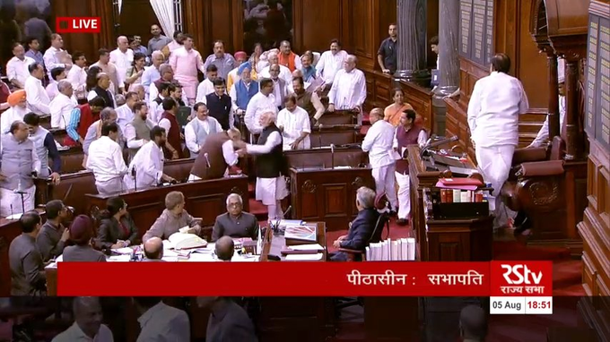 राज्यसभा में बिल पास होने के बाद प्रधानमंत्री ने अमित शाह को दी शाबाशी