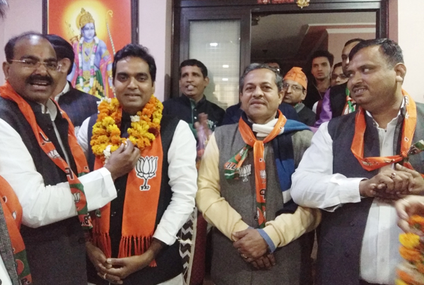 भाजपा के बागियों को पंकज सिंह ने किया संतुष्ट, अब मिलकर लड़ेंगे चुनाव
