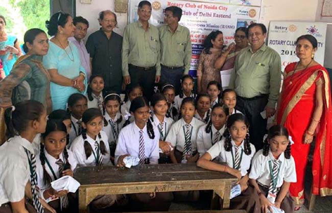 आरएचएएम ने छात्राओं को दी 600 सेनेटरी नैपकिन