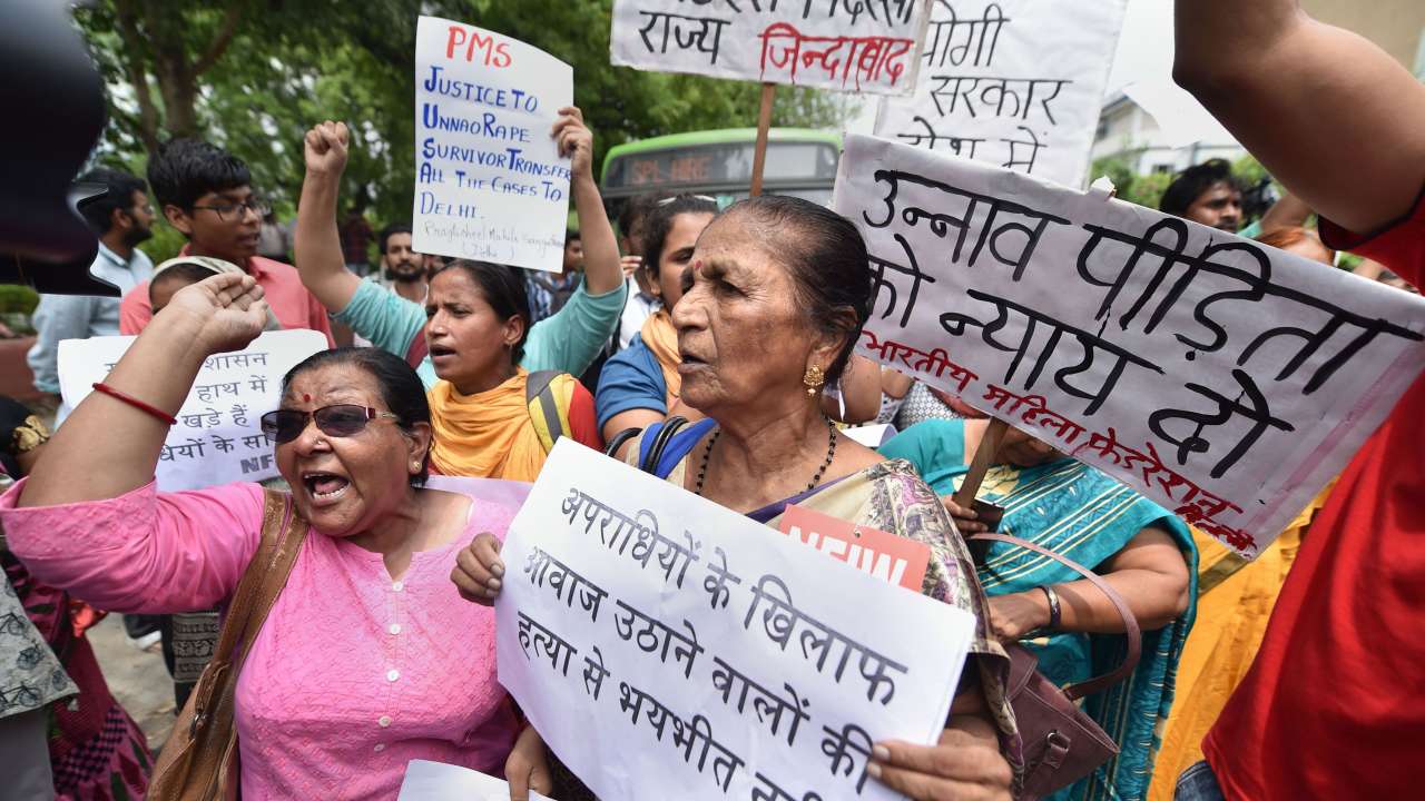 कुलदीप सेंगर निलंबित या बर्खास्त, रेप पीड़िता वेंटीलेटर पर या नहीं