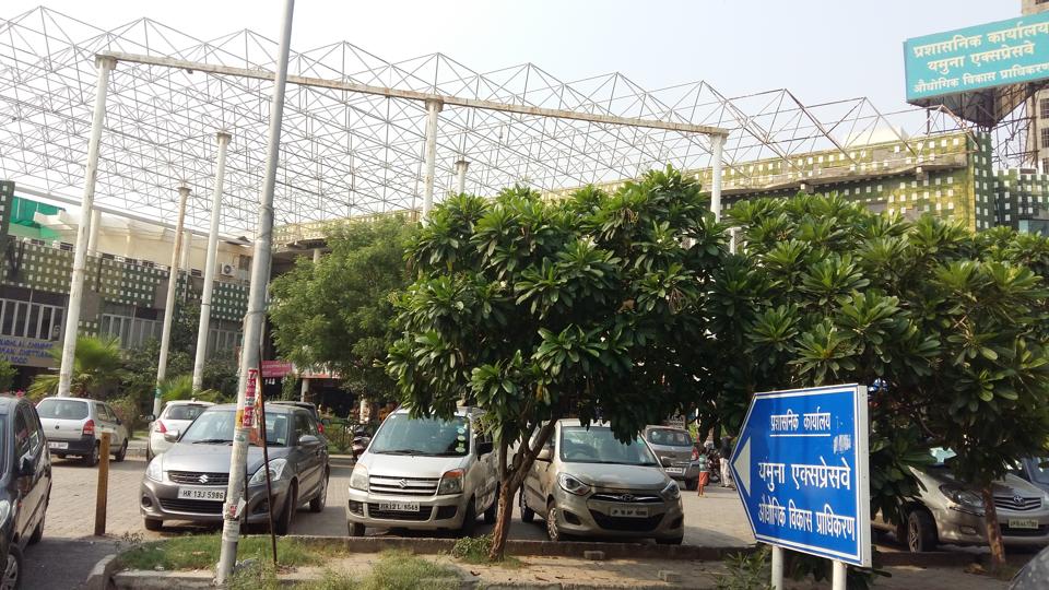 यमुना प्राधिकरण की जमीन किराए पर देकर खेती करवा रहे हैं अफसर