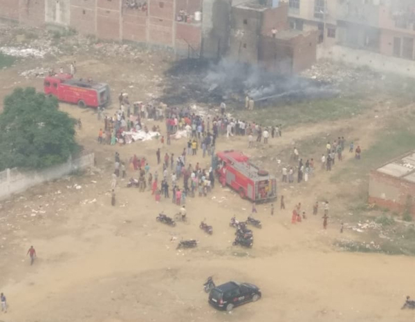 ग्रेटर नोएडा वेस्ट में जलाया गया कूड़ा, फायर ब्रिगेड आग बुझाने पहुंची
