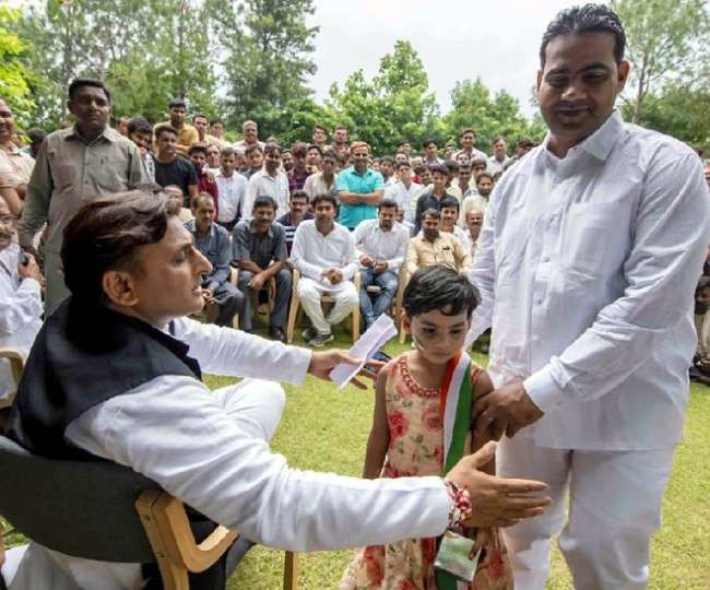 नए अंदाज में दिखे अखिलेश यादव, घंटो तक किया जनसंवाद