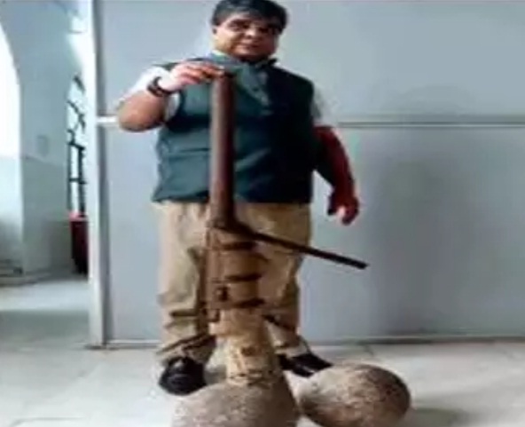 इलाहाबाद यूनिवर्सिटी में मिली मुगलकालीन बंदूक और तोप के गोले