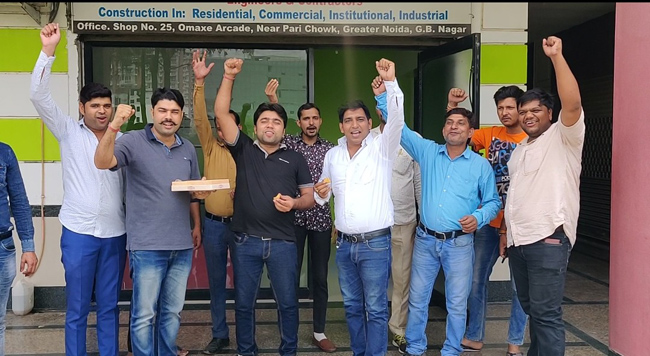 जम्मू-कश्मीर से 370 हटने पर ग्रेटर नोएडा में बंटी मिठाई, जुलूस निकला