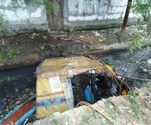 नोएडा में सवारियों से भरा ऑटो नाले में गिरा, ऑटो वाले बेलगाम