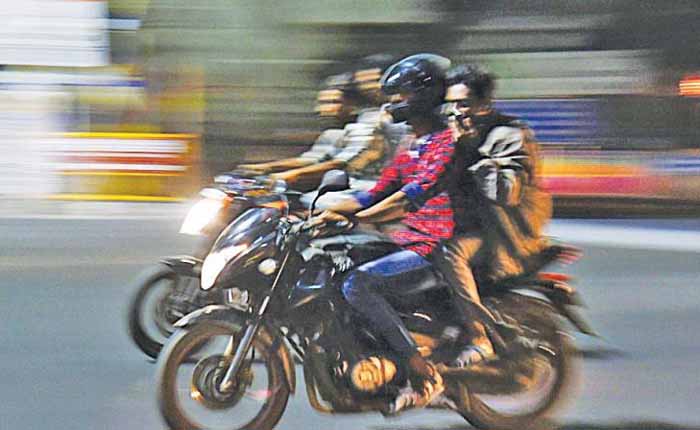 ग्रेटर नोएडा में बिना साइलेंसर वाली बाइक ने छुड़ा दिए पुलिसवालों के पसीने