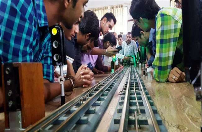 आईआईटी से बीटेक-एमटेक इंजीनियर और रेलवे में बना चतुर्थ श्रेणी कर्मचारी, क्यों
