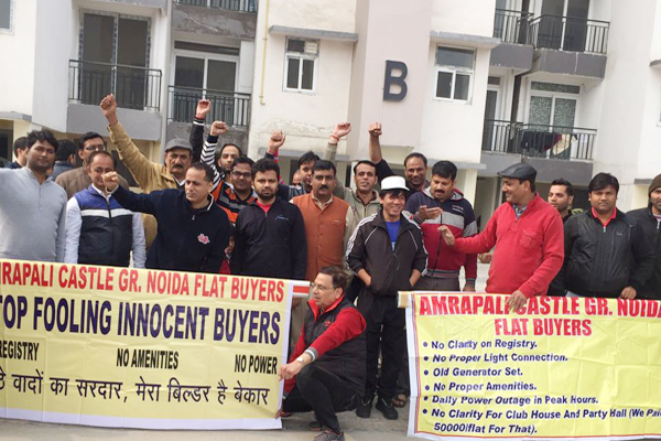 आम्रपाली कैसल का हाल जनता फ्लैट से भी बुरा, रजिस्ट्री न होने पर खरीदारों ने किया प्रदर्शन