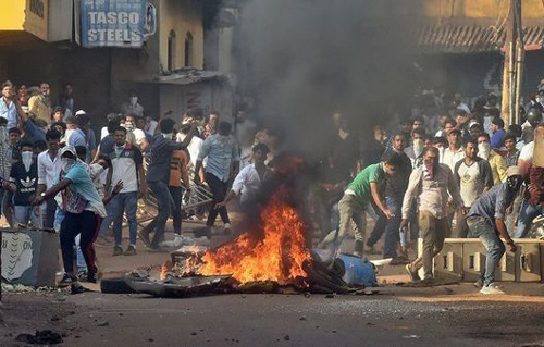 हिंसक प्रदर्शन में पुलिस पर फायरिंग करने वाले तीन लोगों पर 20 हजार रुपए का ईनाम