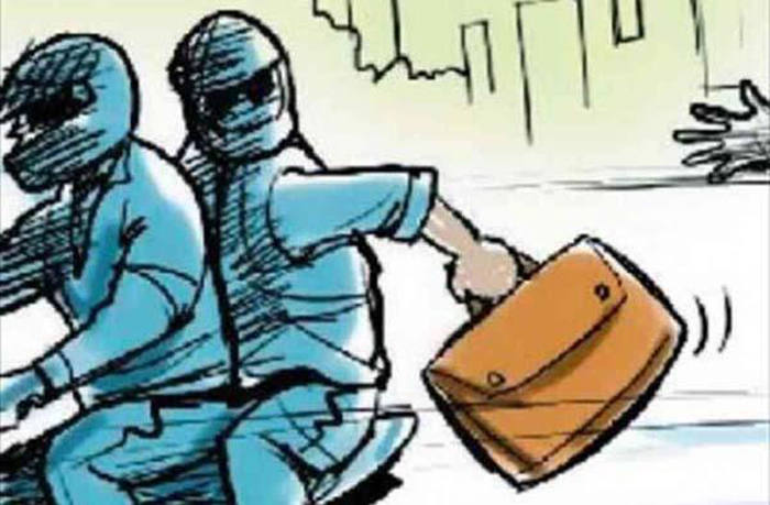 चढ़त के दौरान दूल्हे के पिता से बैग लूटकर भागे बदमाश