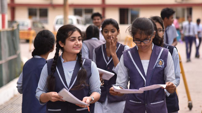 अब एससी एसटी छात्रों को देनी होगी 24 गुना फीस