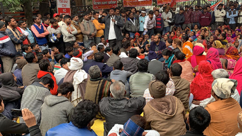 नोएडा महानगर कांग्रेस कमेटी ने दिया रेहड़ी पटरी वाले मजदूरों को समर्थन