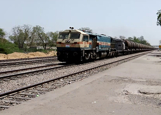 DADRI: ट्रेन से कटकर मां-बेटा की दर्दनाक मौत