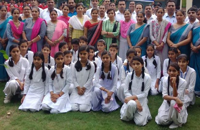 पंडित सालगराम स्कूल ने किया पौधारोपण का आयोजन