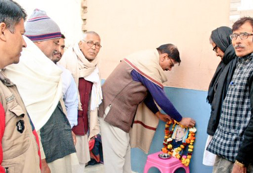 चौधरी चरण सिंह की जयंती पर जेवर विधायक ने निश्रारित लोगों को कंबल वितरित किये