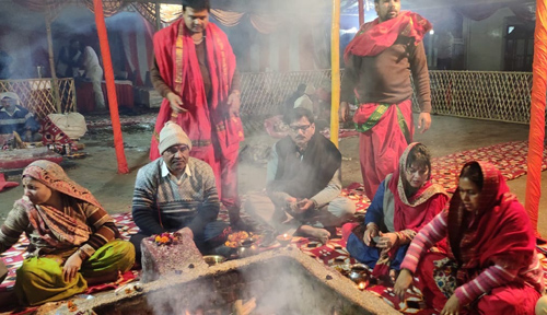 प्रदूषण से मुक्ति के लिए नवग्रह यज्ञ में पहुंचे धीरेंद्र सिंह