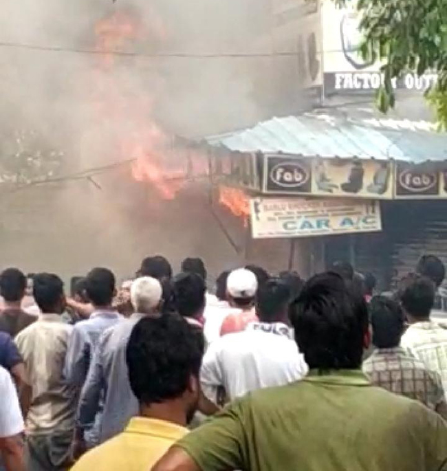 नोएडा सेक्टर-16 की मार्केट में लगी भीषण आग