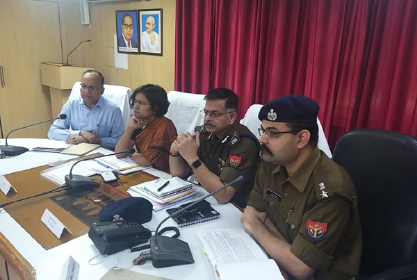 कमिश्नर और आईजी ने गौतमबुद्ध नगर जिले के DM-SSP के साथ की बैठक