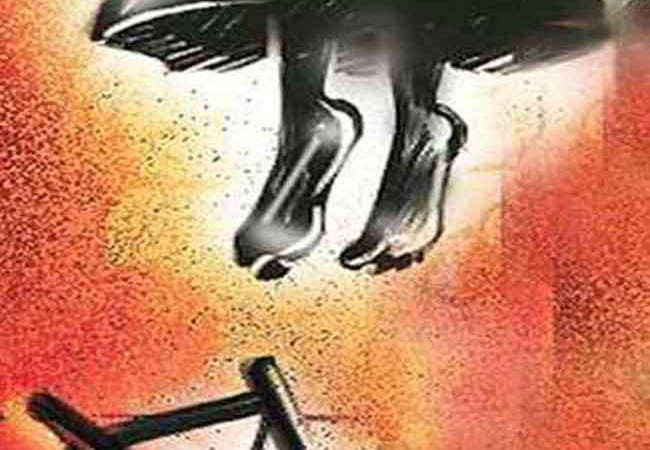 मनचलों ने युवती को छेड़ा, पुलिस ने नहीं की मदद तो फांसी पर झूल गई