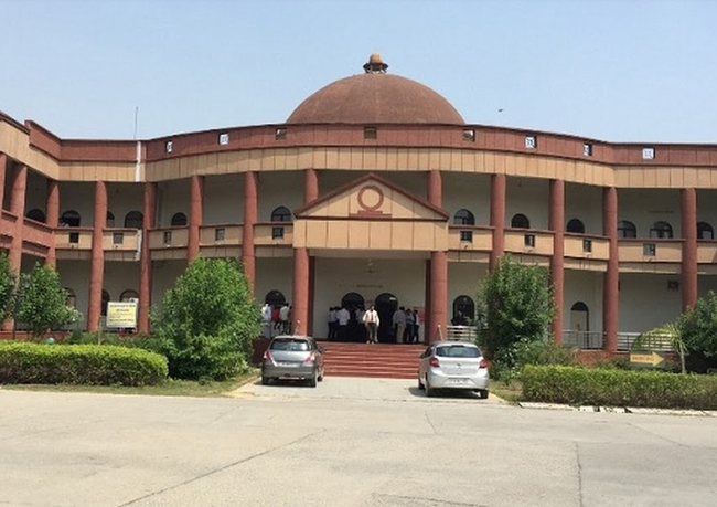 BIG NEWS: ग्रेटर नोएडा कोर्ट में हथियार लेकर घुस रहे दो बदमाशों को पकड़ा