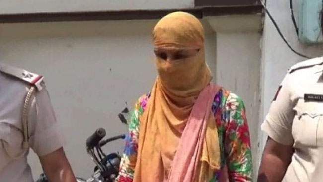 हनीट्रैप में फसाकर 40 लाख रुपये की मांग करने वाली युवती गिरफ्तार