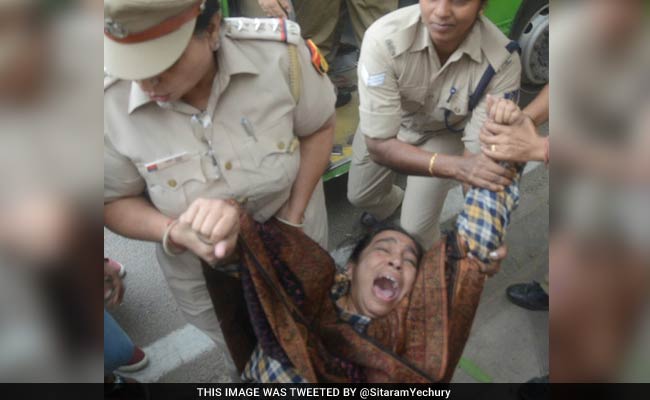 दिल्ली में लापता JNU छात्र नजीब अहमद के मामले में प्रदर्शन करने गई मां को पुलिस ने घसीटा, हिरासत में लिया