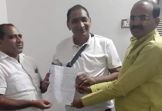 सुथियाना गांव में गंदगी व जल भराव के विषय में दादरी विधायक को कराया अवगत