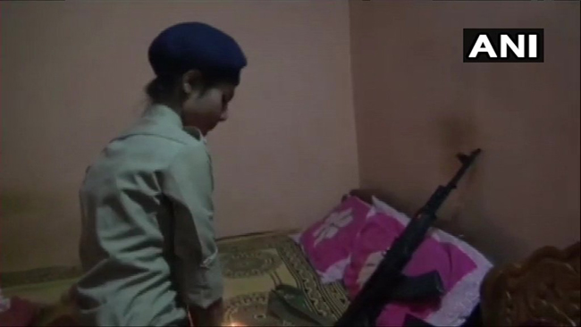 कांस्टेबल कविता कौशल ने एके-47 बंदूक को बांधी राखी, वजह जानकर आप भी करेंगे सलाम