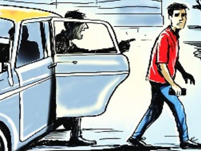 प्रोफेसर की कार में जबरन घुसकर नकदी-अंगूठी लूटी