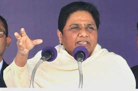 सपा सरकार में हर तरफ आतंक का माहौल है, जनता तय करे गुंडाराज चाहिए या कानून राज: मायावती